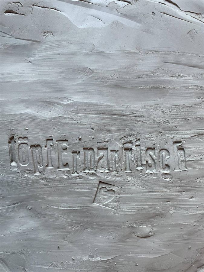 Mein Stempel töpfErnaRriscH mit Herz, abgedrückt in Ton